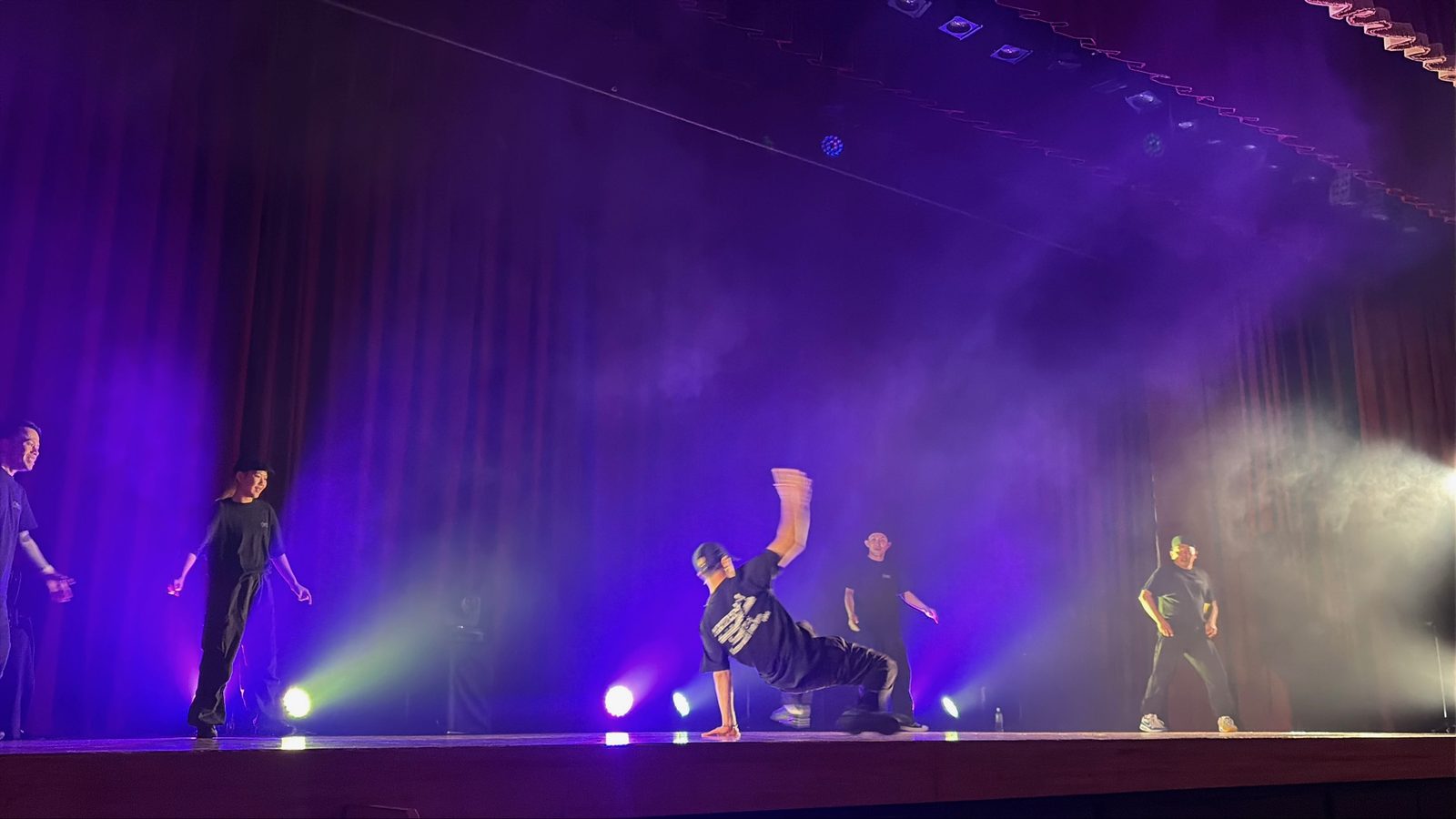 ブレイクダンスチームによる公演の様子