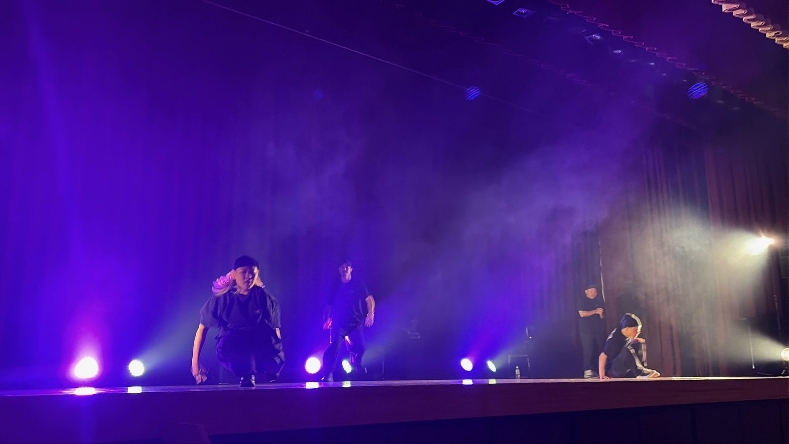 横一列でそろうダンスパフォーマンス
